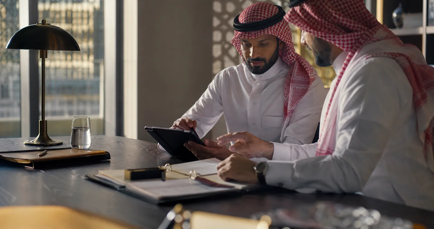 مختصان يراجعان ملف مطالبة مالية